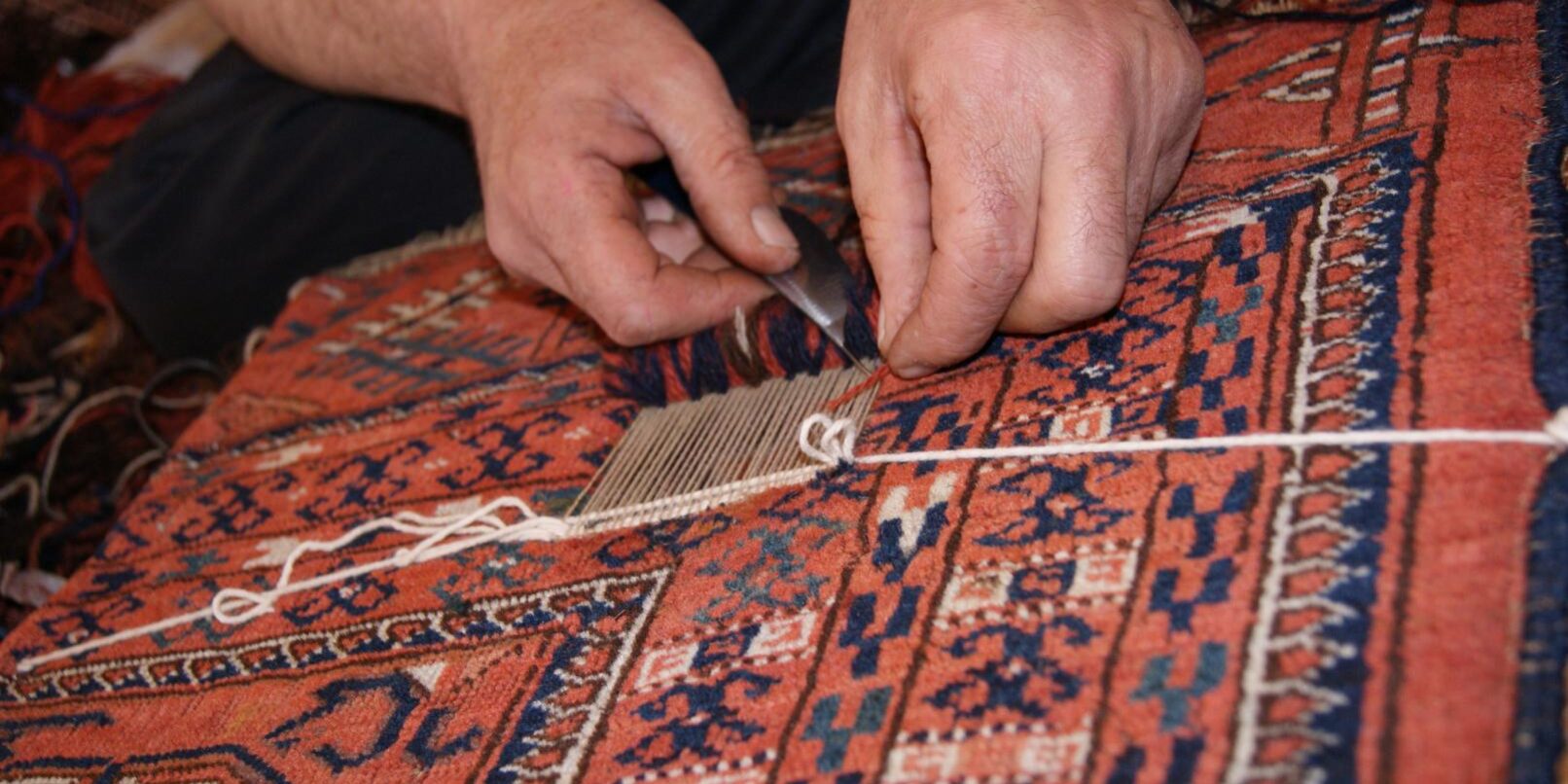 رفع سوختگی فرش با سنگ پا